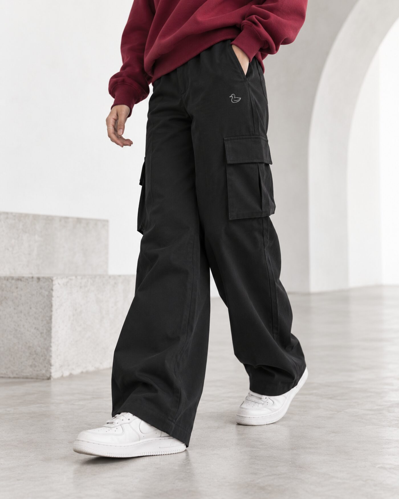 Model wearing the ecru L'ŒUF crewneck sweatshirt.